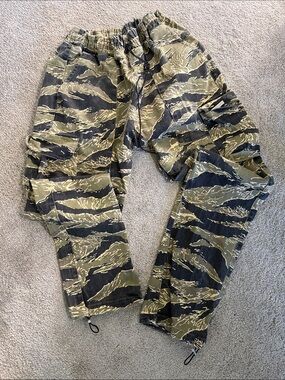 Men's Olive Tiger-Stripe Cargo Pants with Utility Pockets